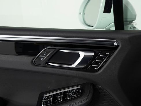 Certified 2025 Porsche Macan AWD/4WD image 19