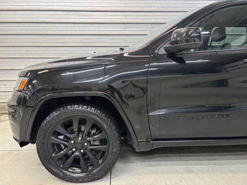 Used 2017 Jeep Grand Cherokee Altitude AWD/4WD image 4