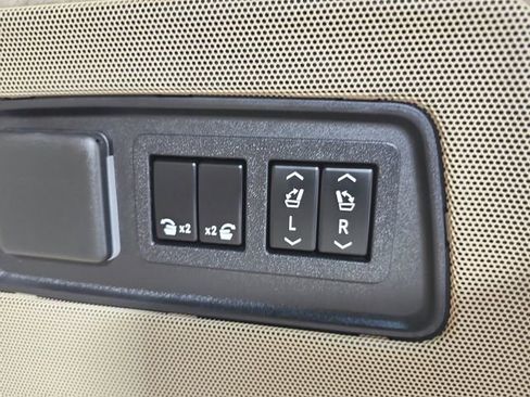 Used 2021 Cadillac Escalade Premium Luxury AWD/4WD image 56