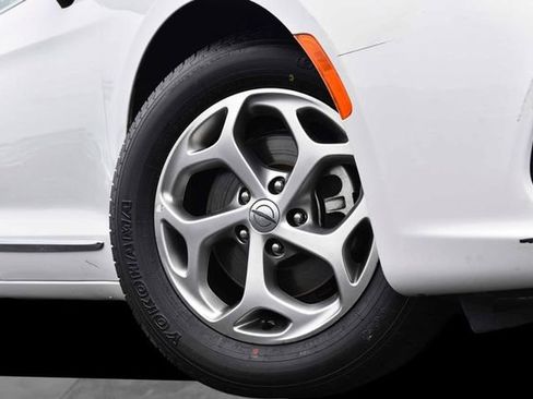 Used 2023 Chrysler Pacifica Limited FWD image 3