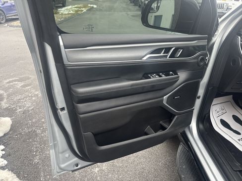 Used 2024 Jeep Wagoneer L Series II image 16