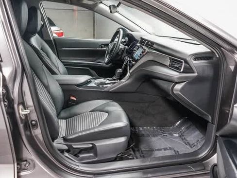 Certified 2020 Toyota Camry SE image 17