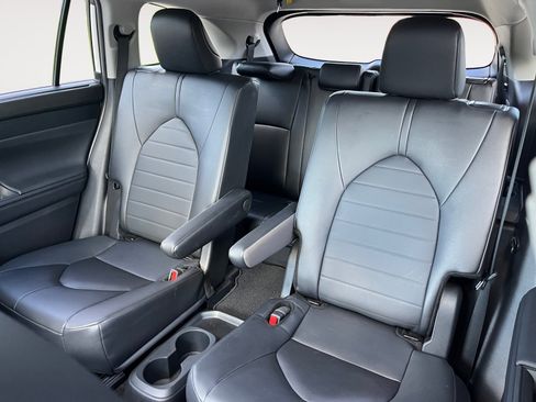 Used 2024 Toyota Highlander XLE FWD image 13