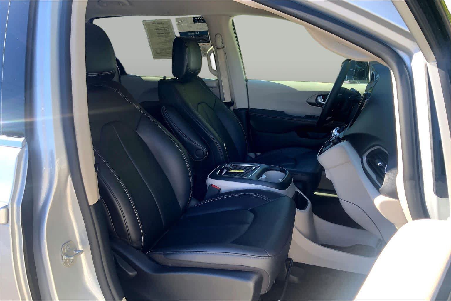 Used 2024 Chrysler Pacifica Touring-L FWD image 9