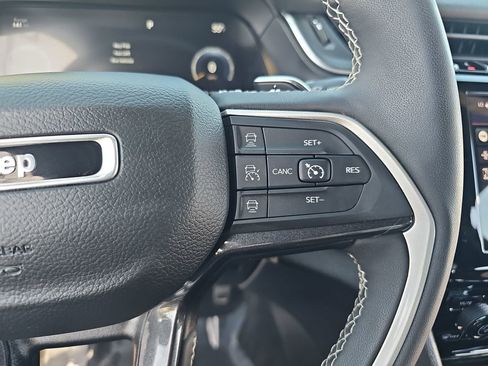 Used 2023 Jeep Grand Cherokee L Laredo image 19