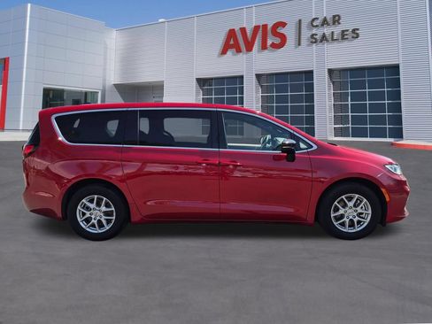 Used 2025 Chrysler Pacifica Select FWD image 5