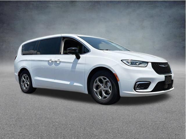 Used 2023 Chrysler Pacifica Touring-L FWD image 7