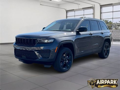 New 2025 Jeep Grand Cherokee Laredo image 8