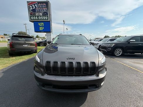 Used 2018 Jeep Cherokee Latitude w/ Altitude Package FWD image 10