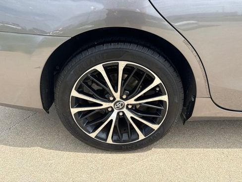 Used 2016 Toyota Camry SE FWD image 11