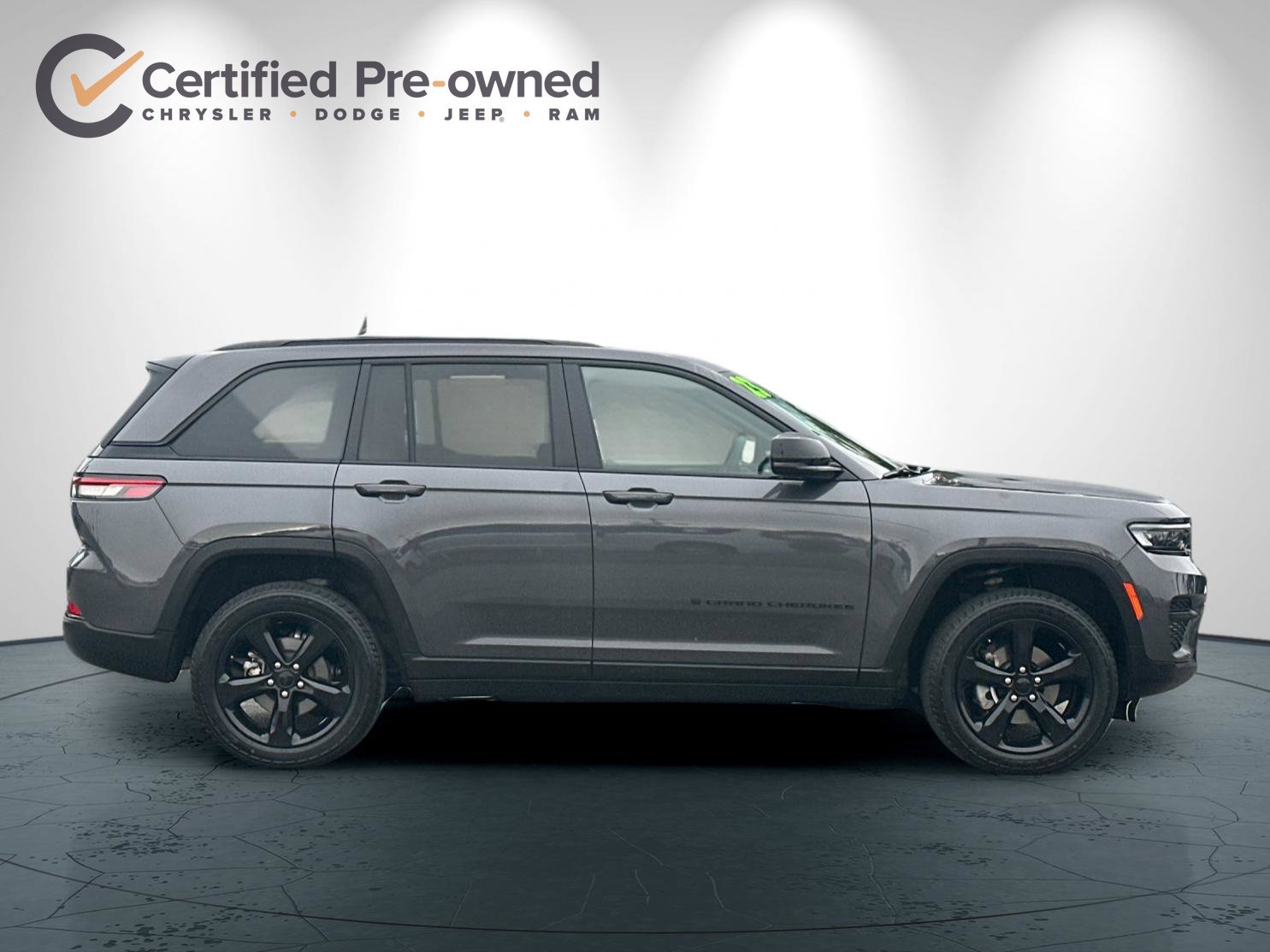 Used 2023 Jeep Grand Cherokee Altitude AWD/4WD image 3