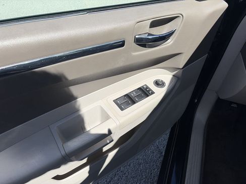 Used 2010 Chrysler 300 Touring RWD image 7
