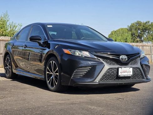 Used 2019 Toyota Camry SE FWD image 2