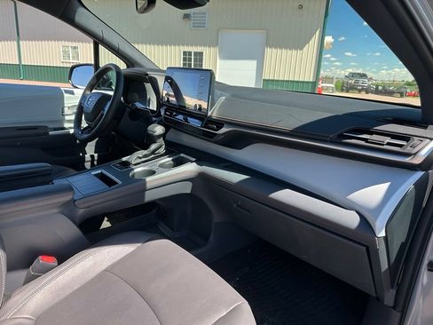 Used 2023 Toyota Sienna XSE AWD/4WD image 30
