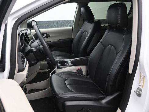 Used 2024 Chrysler Pacifica Touring-L FWD image 20