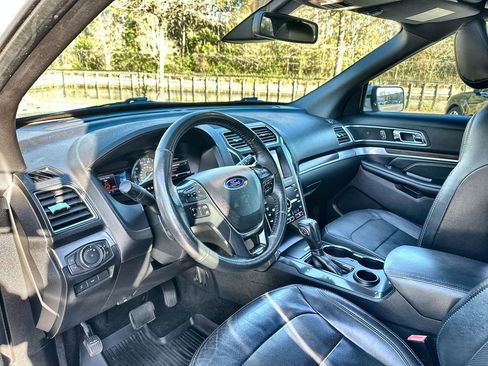 Used 2019 Ford Explorer Limited w/ Ford Safe & Smart Package image 10