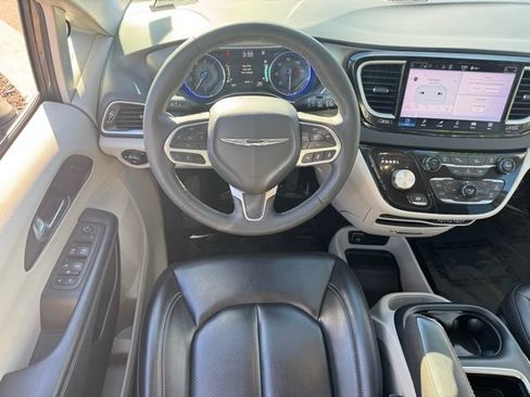 Used 2023 Chrysler Pacifica Touring-L FWD image 13