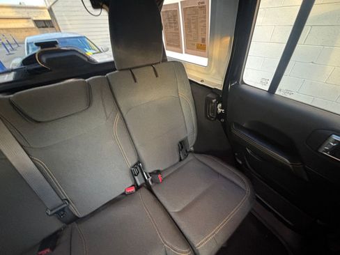 Used 2025 Jeep Wrangler Sahara image 37