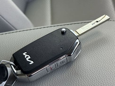 Used 2025 Kia Soul LX w/ LX Technology Package FWD image 28
