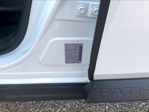 New 2026 Nissan Pathfinder SL FWD image 13