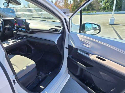 Certified 2025 Toyota Sienna LE image 10