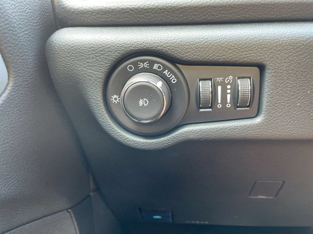 Used 2026 Chrysler Pacifica Limited FWD image 26