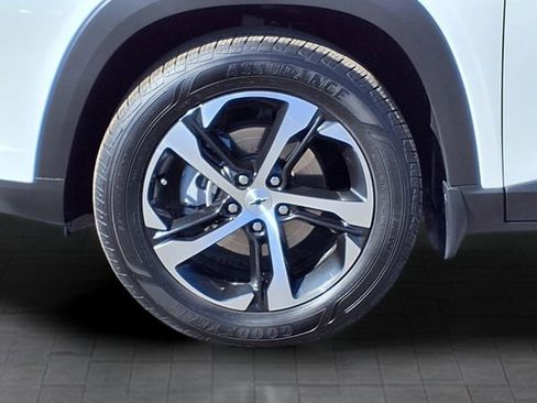 Used 2025 Chevrolet Trax RS w/ Driver Confidence Package image 10