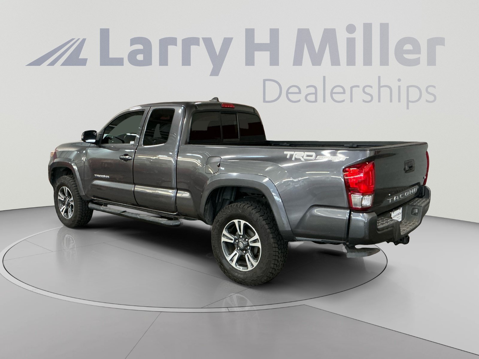 Used 2016 Toyota Tacoma TRD Sport w/ Towing Package RWD image 3