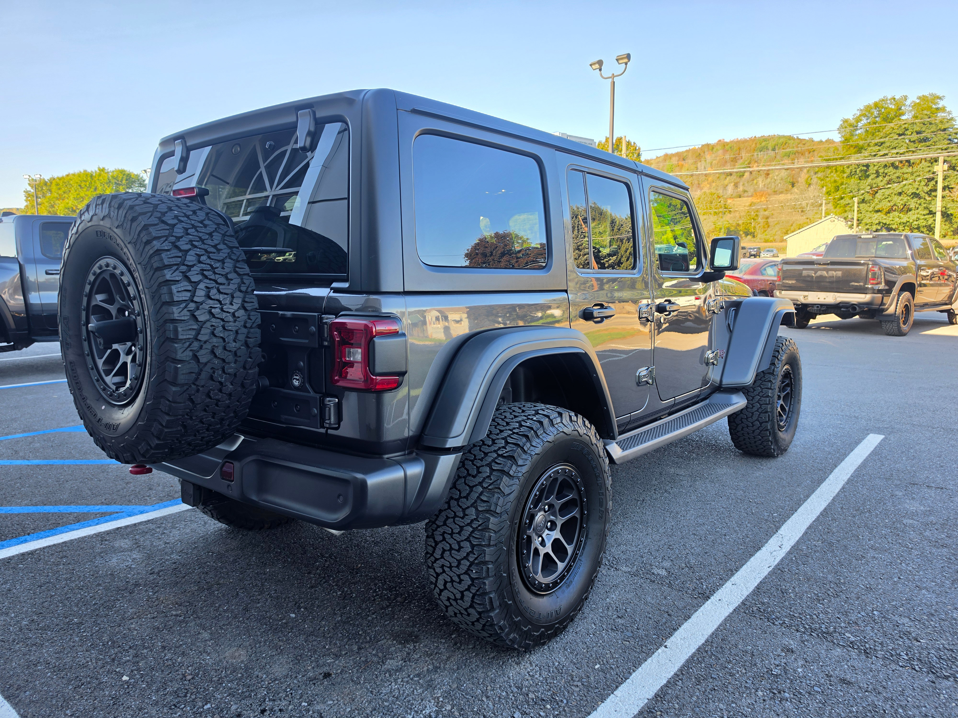 Used 2022 Jeep Wrangler Unlimited Rubicon w/ Xtreme Recon 35" Tire Package AWD/4WD image 3