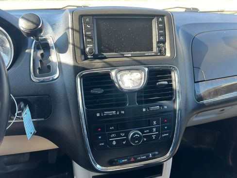 Used 2016 Chrysler Town & Country Touring w/ Driver Convenience Group FWD image 23
