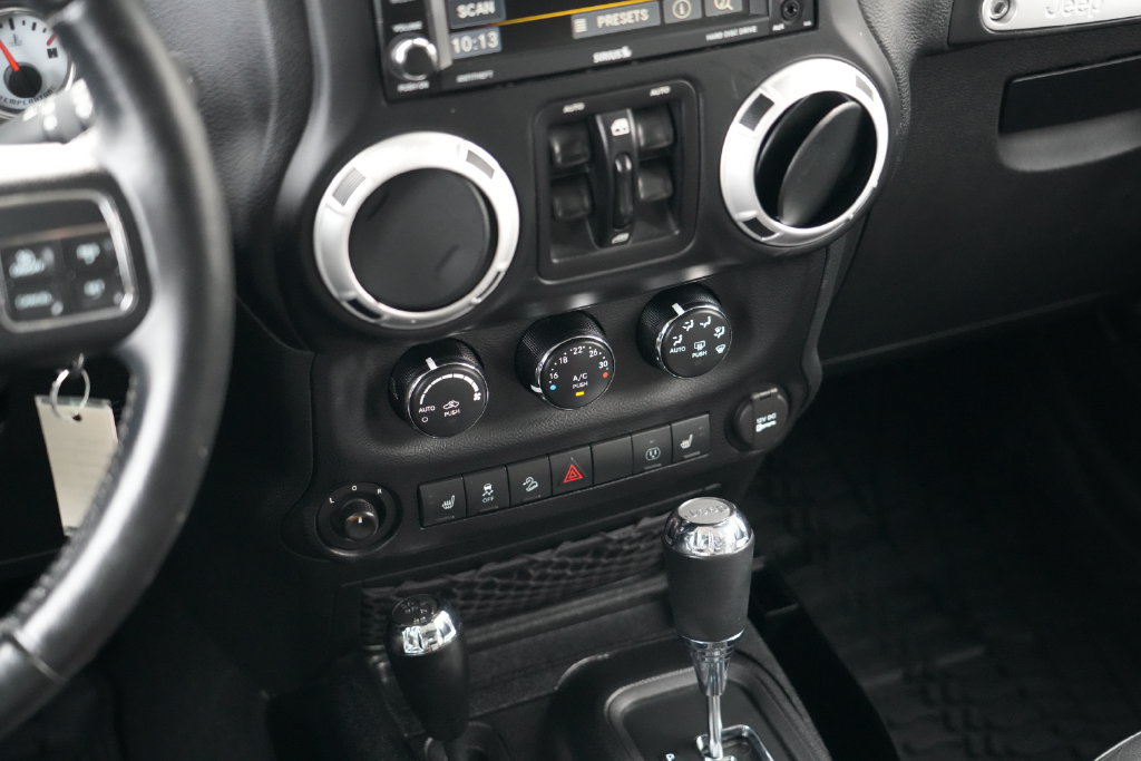 Used 2015 Jeep Wrangler Unlimited Sahara w/ Connectivity Group AWD/4WD image 20