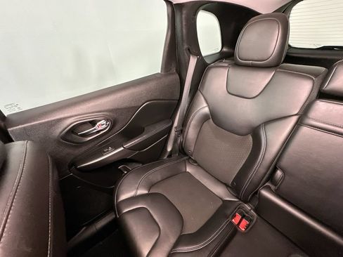 Used 2019 Jeep Cherokee Latitude Plus FWD image 12