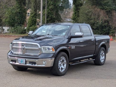 Used 2015 RAM 1500 Laramie w/ Convenience Group image 9