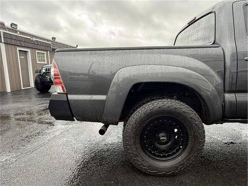 Used 2013 Toyota Tacoma 4x4 Double Cab w/ TRD Sport Pkg image 5
