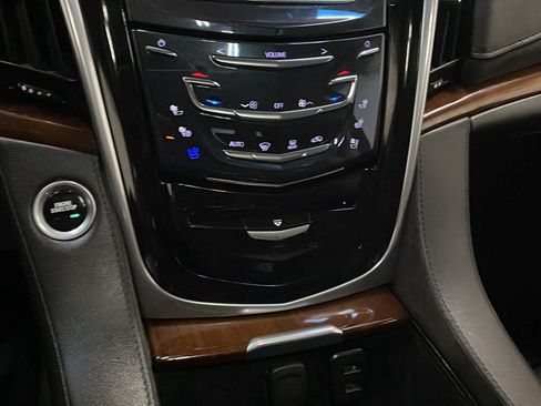 Used 2020 Cadillac Escalade Luxury w/ Escalade Sport Edition AWD/4WD image 10