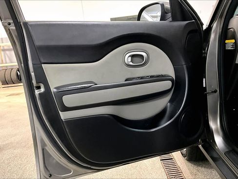Used 2018 Kia Soul + image 19