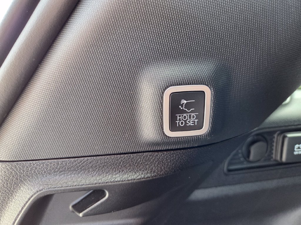 Used 2023 Jeep Grand Cherokee Altitude AWD/4WD image 10
