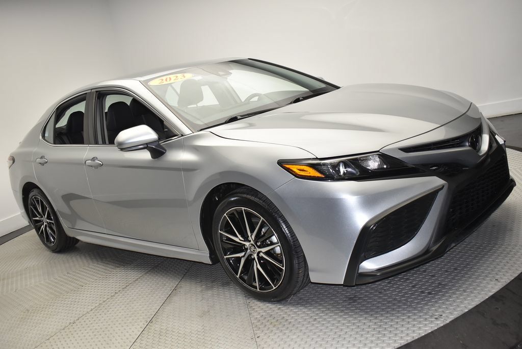 Used 2023 Toyota Camry SE FWD image 3