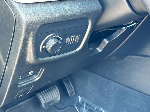 Used 2024 Jeep Grand Cherokee Laredo w/ Luxury Tech Group I RWD image 10