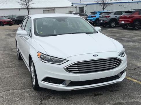 Used 2018 Ford Fusion SE w/ Fusion SE Technology Package image 3