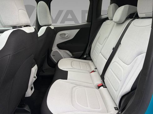 Used 2021 Jeep Renegade Latitude w/ Sun & Sound Group image 5