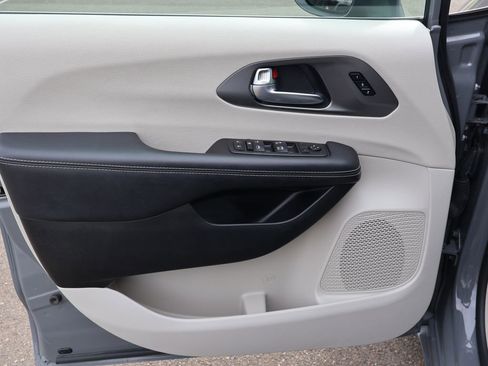 Used 2023 Chrysler Pacifica Touring-L FWD image 18