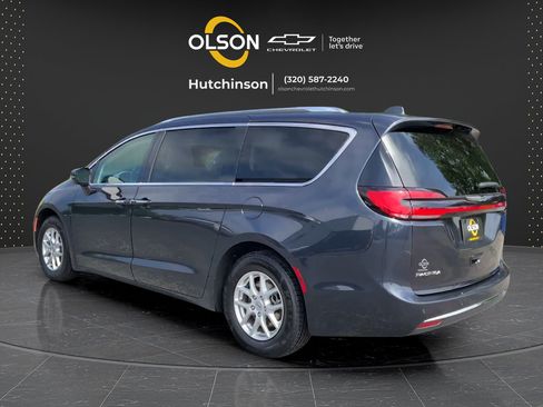 Used 2021 Chrysler Pacifica Touring-L FWD image 3