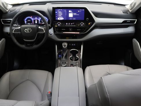 Certified 2026 Toyota Highlander Platinum AWD/4WD image 33