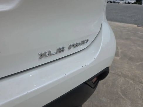 Used 2020 Toyota Highlander XLE AWD/4WD image 12