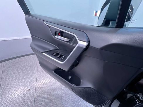 Used 2025 Toyota RAV4 XLE FWD image 30