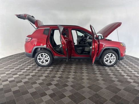 Used 2025 Jeep Compass Latitude AWD/4WD image 16