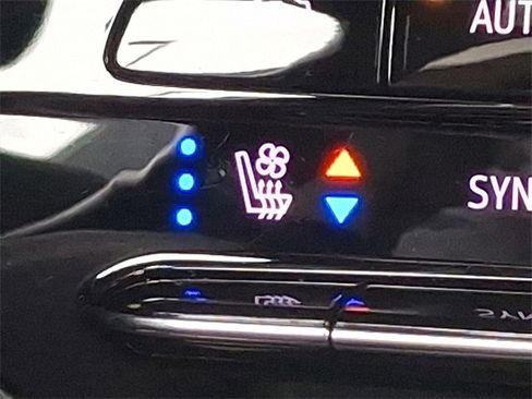 Used 2021 Buick Envision Avenir w/ Technology Package II image 26