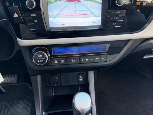 Used 2015 Toyota Corolla LE FWD image 17
