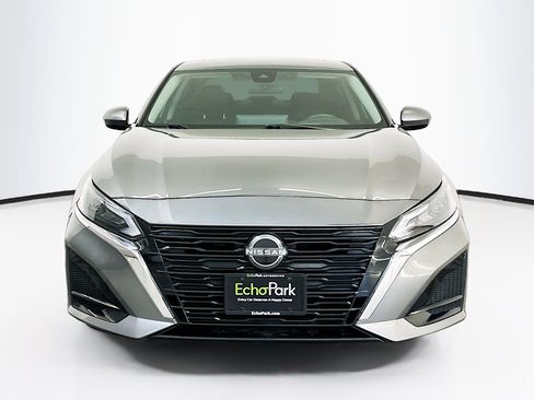Used 2023 Nissan Altima 2.5 SV w/ SV Premium Package image 2